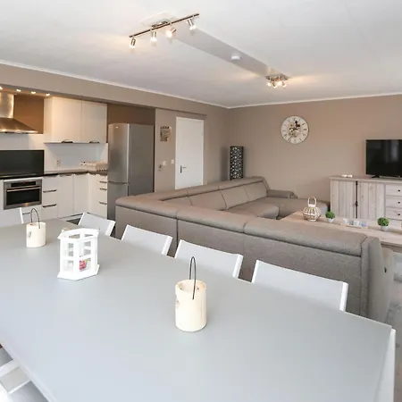 Decuman Spacious Family In Apartment