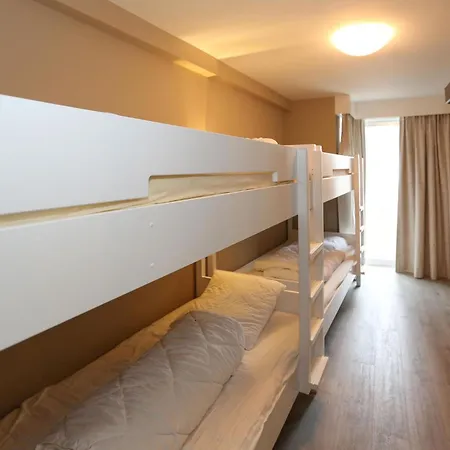 아파트 Spacious Coastal Retreat