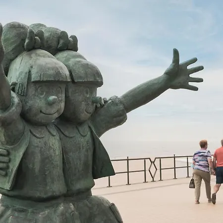 Spacious Coastal Retreat Lägenhet