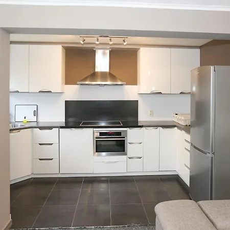 아파트 Spacious Coastal Retreat