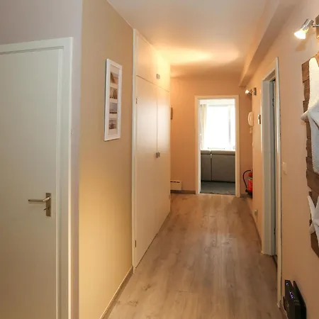 Spacious Coastal Retreat Lägenhet