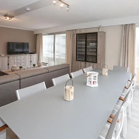 Spacious Coastal Retreat *