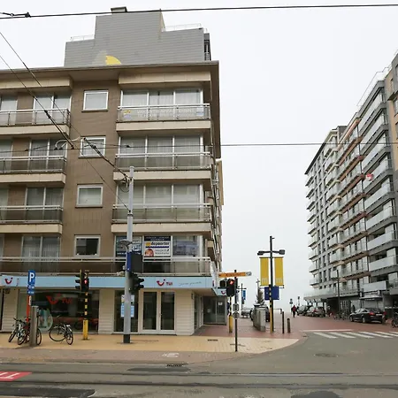 Spacious Coastal Retreat Lägenhet